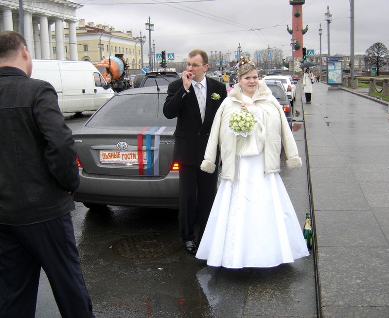 Новоиспеченная жена сверкает влажной пилоткой 1 фотография