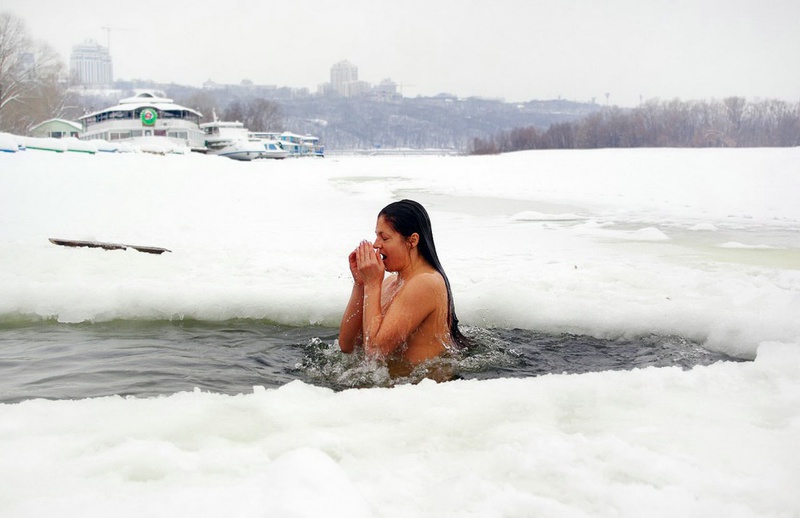 Оголенные секретарши купаются в проруби 11 фотография